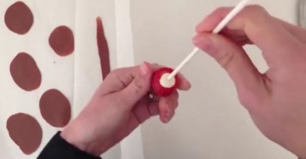 Uzela je jagodu i tablu čokolade, a kad vidite šta je napravila odmah ćete uraditi isto to (VIDEO)