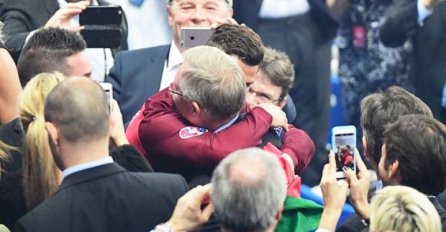 Fotografija koja je obišla svijet: Sir Ferguson u zagrljaju Cristijana Ronalda