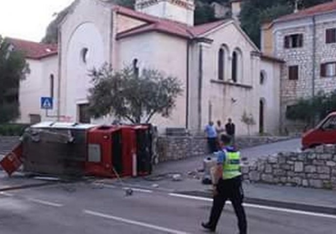 TEŠKA NESREĆA U KNINU: Pijan vozio vatrogasno vozilo pa se zabio u zid