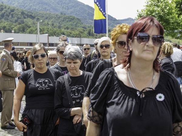 zene-u-crnom-srebrenica-1