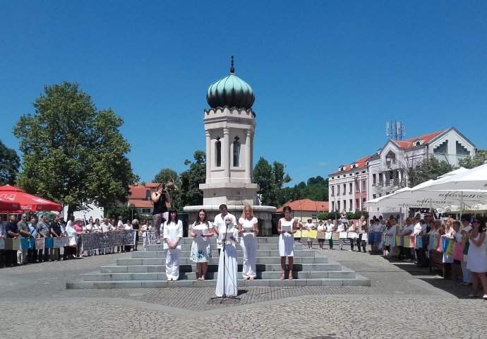 Tuzlaci odali počast žrtvama genocida u Srebrenici