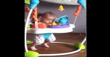 Snimali su svoju bebu kako skače u hodalici, no nakon pet sekundi uslijedilo je iznenađenje (VIDEO)
