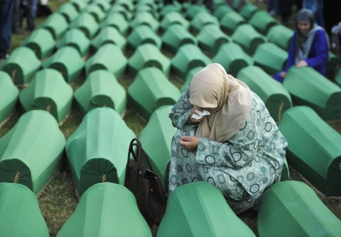 Više od 10.000 ljudi ispratilo 127 žrtava srebreničkog genocida