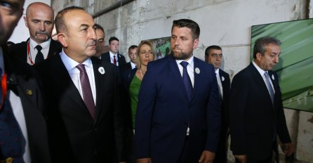 Cavusoglu u Potočarima: U Srebrenici je ubijeno ljudsko dostojanstvo