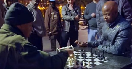 Ulični igrač šaha pokušao varati ali nije imao pojma da igra protiv velemajstora (VIDEO) 