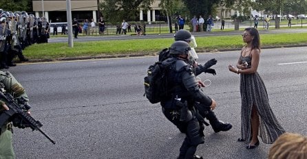 Ova će fotografija sigurno ući u anale samo zbog njene snage – snage žene i majke