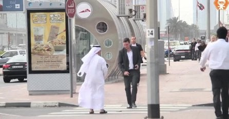 Pogledajte kako reaguju ljudi kada nekome ispadne novčanik u Dubaiju (VIDEO)