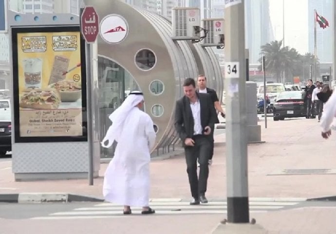 Pogledajte kako reaguju ljudi kada nekome ispadne novčanik u Dubaiju (VIDEO)