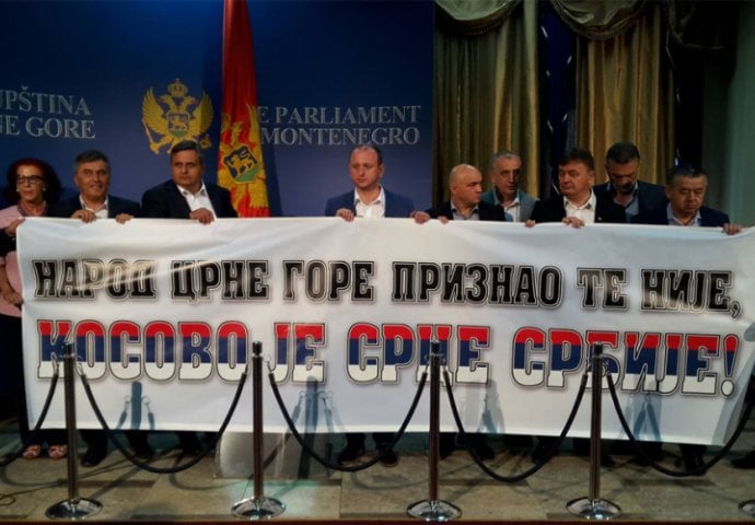 Transparent u crnogorskom parlamentu: "Narod Crne Gore priznao te nije, Kosovo je srce Srbije" 