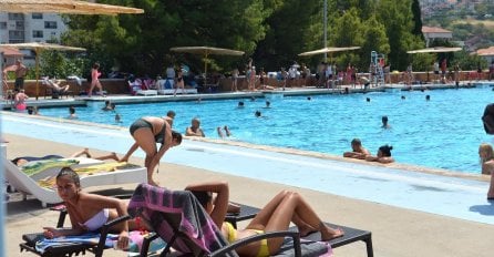 Mostarci su danas spas tražili na bazenima (FOTO)