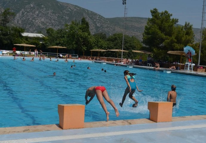 Mostarci su danas spas tražili na bazenima (FOTO)