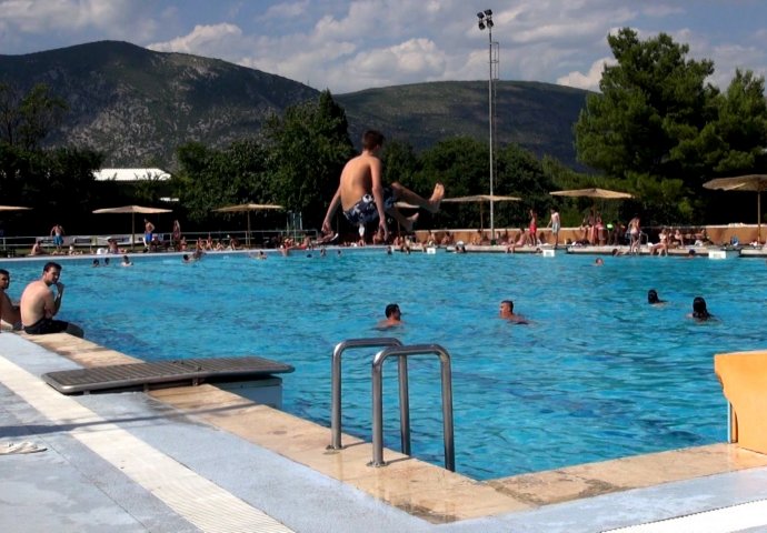 Mostarci su danas spas tražili na bazenima (FOTO)