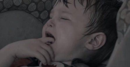 (UZNEMIRUJUĆI VIDEO) Pogledajte zašto nikada ne smijete ostavljati dijete samo u automobilu 