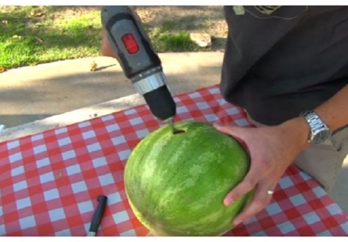 Pogledajte šta radi od lubenice sa bušilicom moglo bi vas oduševiti (VIDEO)