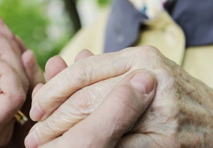 Nakon gotovo 60 godina braka muž i žena preminuli držeći se za ruke 