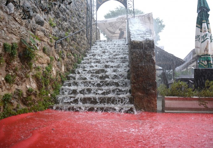 Nevrijeme pogodilo Mostar: Velika materijalna šteta 