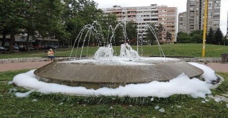 Vandalizam u Tuzli: Ubačen šampon u fontanu na Slatini