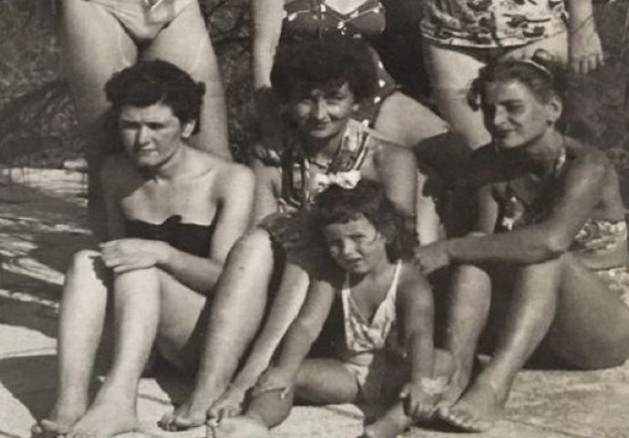  'Curica s mašnom sam ja, mala': Možete li prepoznati koje na ovoj fotografiji? 