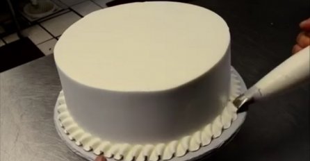 Izgleda kao sasvim obična torta, no čekajte da vidite šta se dešava kada je zavrti (VIDEO)