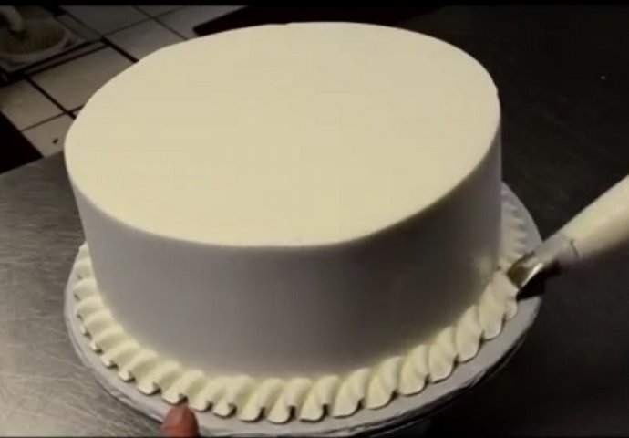 Izgleda kao sasvim obična torta, no čekajte da vidite šta se dešava kada je zavrti (VIDEO)