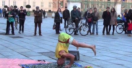 Okupio je turiste na trgu, a onda im je priredio nešto što će pamtiti cijelog života (VIDEO)