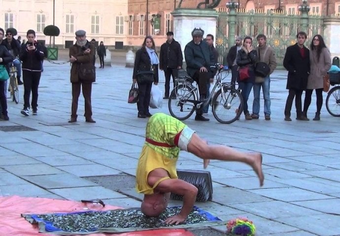 Okupio je turiste na trgu, a onda im je priredio nešto što će pamtiti cijelog života (VIDEO)