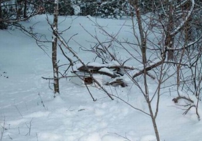 Primjetio je ovu kutiju u snijegu: Zanijemio je kada je vidio šta je unutra (FOTO) 