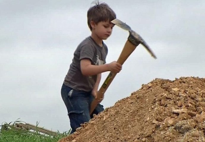 Ovaj 4-godišnji dječak se igrao na zemlji, a onda je iskopao nešto čudesno (VIDEO)