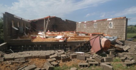 Vjetar nosio krovove i čupao drveće: Olujno nevrijeme u Prnjavoru nanijelo velike štete