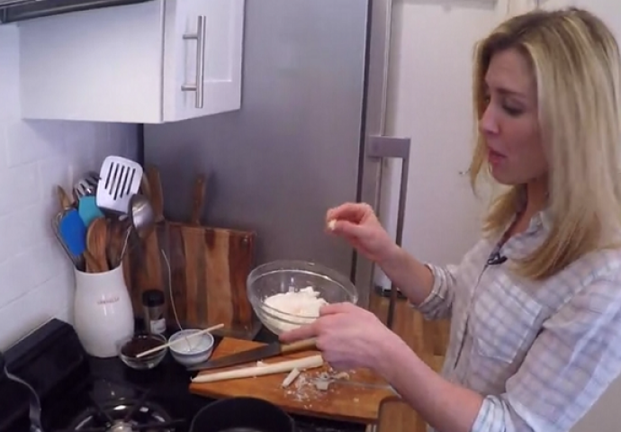 Isjekla je nekoliko svijeća i stavila ih u ključalu vodu, evo šta je napravila (VIDEO)