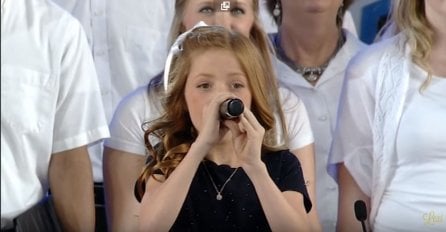 Kada je uzela mikrofon i počela pjevati cijeli stadion je zanijemio: Njen glas je čaroban (VIDEO) 