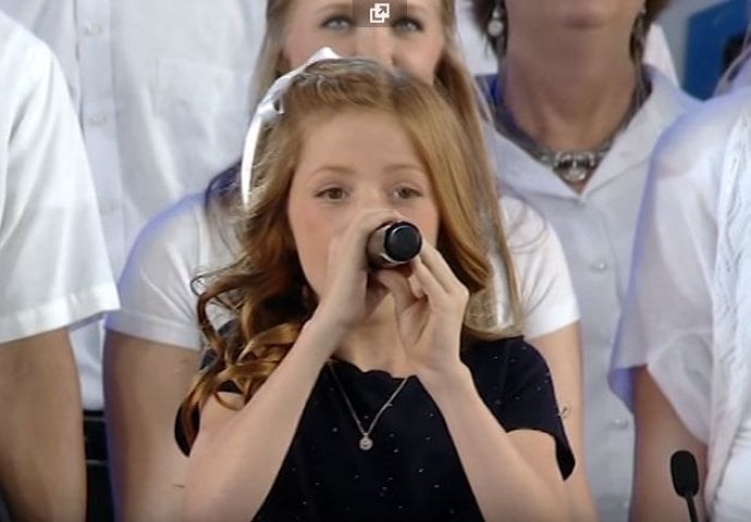 Kada je uzela mikrofon i počela pjevati cijeli stadion je zanijemio: Njen glas je čaroban (VIDEO) 