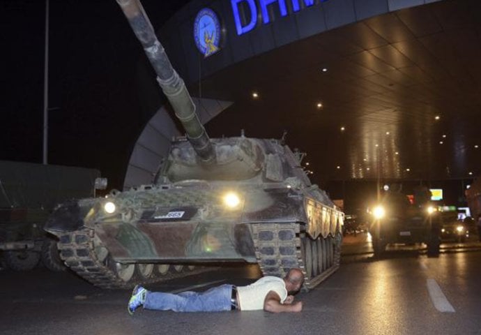 Fotografija koje je obišla svijet: Sandžaklija zaustavio tenk u Istanbulu