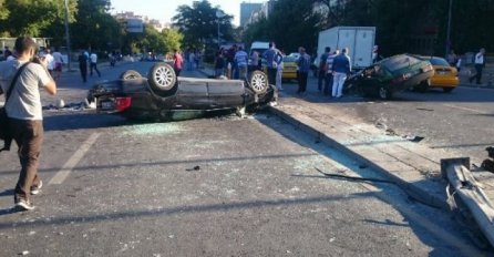 Ulice Istanbula nakon pohoda vojske sa tenkovima: Uništeni automobili, polomljeno drveće... 