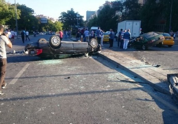 Ulice Istanbula nakon pohoda vojske sa tenkovima: Uništeni automobili, polomljeno drveće... 