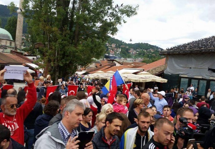 Građani se okupili u Sarajevu da pruže podršku narodu i Vladi Turske