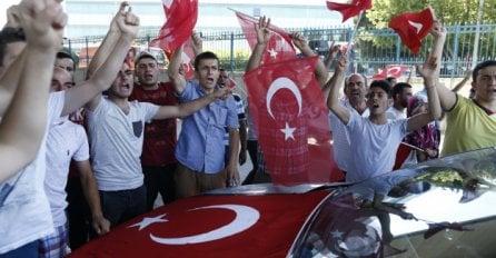 Erdogan izašao na ulice među narod: Turci oduševljeno uzvikivali njegovo ime (VIDEO)