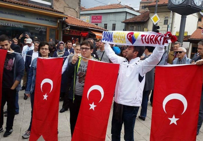 Građani se okupili u Sarajevu da pruže podršku narodu i Vladi Turske