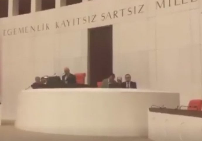 Ovo je trenutak kada je bomba pogodila turski parlament (VIDEO)