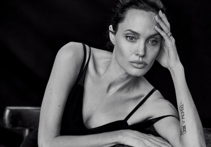 Da li je Angelina Jolie imala estetske operacije? Ova fotografija krije pravu istinu 