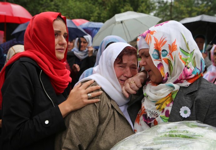 Cvijeće, fatiha, suze i jecaji za Srebreničane koje su strijeljali Škorpioni