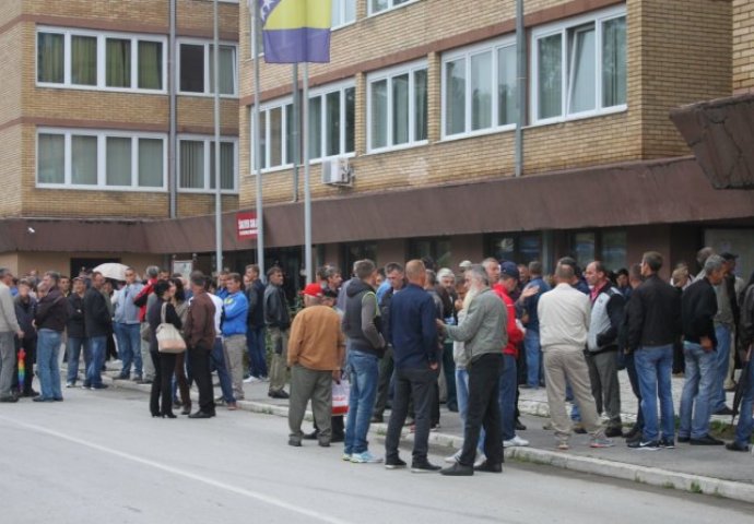 Radnici Krivaje blokirali zgradu Općine