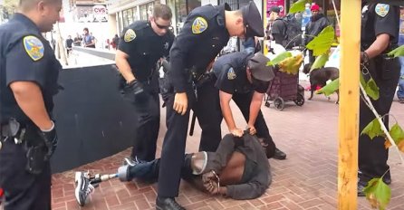 Pogledajte šta je 14 policajaca uradilo beskućniku koji ima samo jednu nogu (VIDEO)
