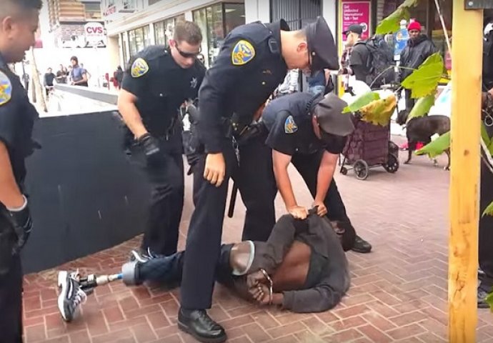 Pogledajte šta je 14 policajaca uradilo beskućniku koji ima samo jednu nogu (VIDEO)