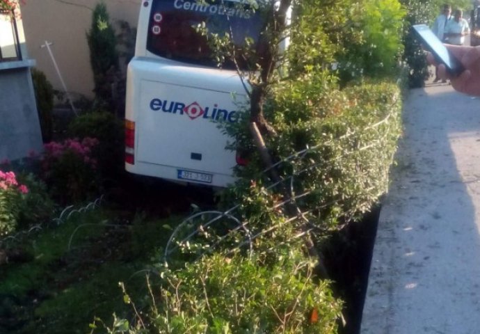 Autobus sletio sa ceste i udario u kuću