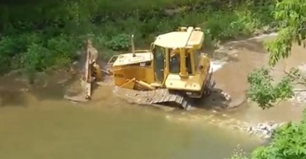 Njegov bager je zapao i bilo ga je nemoguće izvući, a onda je majstor odlučio da sjedne u njega (VIDEO)