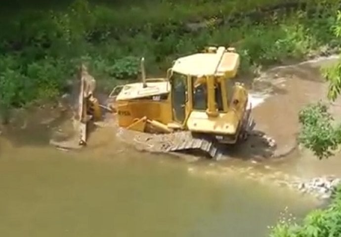 Njegov bager je zapao i bilo ga je nemoguće izvući, a onda je majstor odlučio da sjedne u njega (VIDEO)