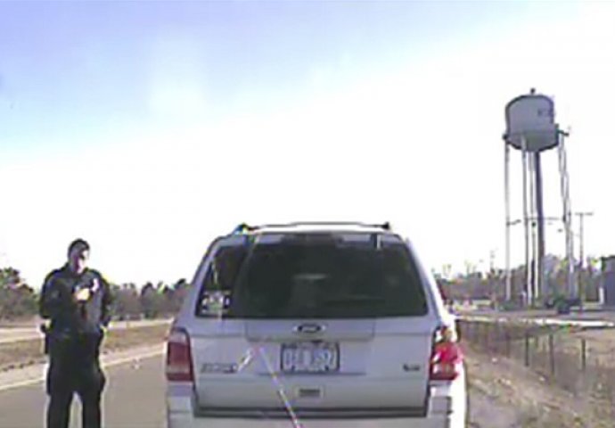 Policajac zaustavio ženu zbog prolaska kroz crveno, kada je vidio ovo odmah je pozvao podršku (VIDEO)