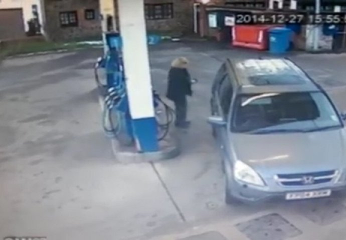 Nadzorna kamera na benzinskoj pumpi uhvatila ženu kako radi nešto urnebesno (VIDEO)