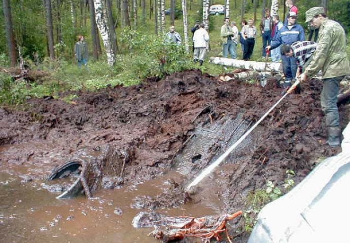 Dječak je primjetio  rupu u jezeru: Kada je pogledao unutra otkrio je ovu dugo čuvanu tajnu 